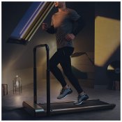 Gymstick WalkingPad Pro i hemmamiljö, visar hur enkelt det kan integreras i ditt vardagsliv för bekväm och flexibel träning.