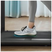 Gymstick WalkingPad Pro i hemmamiljö, visar hur enkelt det kan integreras i ditt vardagsliv för bekväm och flexibel träning. När