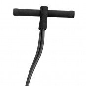 Roddmaskin med T-format handtag och böjd stång i svart utförande sedd framifrån.