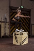 Person tränar med Tunturi Plyo Box i trä för explosiv och funktionell träning