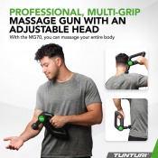Person som använder Tunturi MG70 massagepistol på låret sittande, med liten produktbild och text i bild.