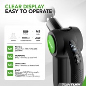 Massagepistol sedd från sidan med punktlista av funktioner och gröna ikoner mot vit bakgrund.