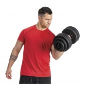 Hantel med svarta viktskivor i vinyl som hålls i handen av person i träningsmiljö sedd från sidan.