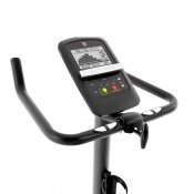 Detaljbild på styre och displayenhet med färgskärm och synliga kontrollknappar