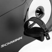 Detaljbild på pedal med justerbar fotrem och vevarm i svart material