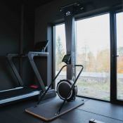 Abilica Premium XC-Classic 2200 skitrainer placerad i träningsmiljö med dagsljus och synlig golvyta.