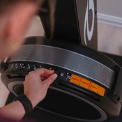 Detaljbild på draghandtag med grepp i plast, handledsrem och infästning i draglina.