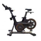 Spinningcykel sedd från sidan med svänghjul framtill, justerbar sadel och styre samt stabil golvbas i svart utförande.