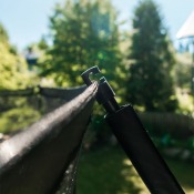 Court säkerhetsnät fäste på stolpe närbild