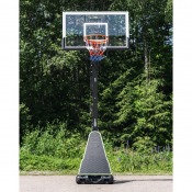 Court Premium basketkorg på uppfart i trädgård