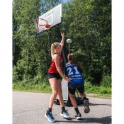 Court Premium basketkorg används utomhus av familj