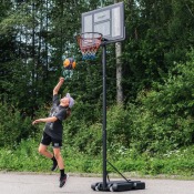 Spel på Court Rookie basketkorg utomhus