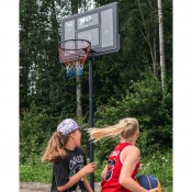 Person spelar basket mot Court Rookie portabel basketkorg