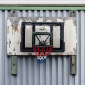 Court Layup Hoop monterad på vägg utomhus