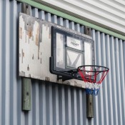 Väggmonterad Court Layup Hoop basketkorg på husvägg