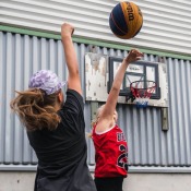 Spel mot väggmonterad Court Layup Hoop basketkorg