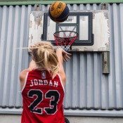Person spelar basket mot Court Layup Hoop