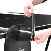 Närbild på Court Spinner racket och boll i hållaren