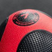 Närbild på strukturerad yta – Gymstick Medicinboll med greppvänlig design