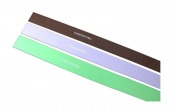 Träningsband PRO Exercise Band 2,5 m i flera färger arrangerade i en böjd rad på ljus bakgrund.