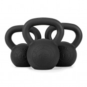 PRO Kettlebell 10 kg i svart gjutjärn i grupp med flera storlekar på golv.