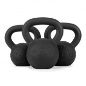 PRO Kettlebell i svart gjutjärn i grupp med flera storlekar på golv.