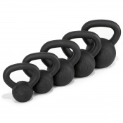 PRO Kettlebell i svart gjutjärn visade i rad med flera vikter sedda i sned vinkel.