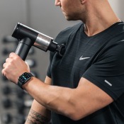 Massage av underarmen med Gymstick Massage Gun