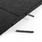 Detaljbild på svart gummimatta med synlig tjocklek, strukturerad yta och rak kant.