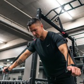 Träning med suspension trainer i gymmiljö
