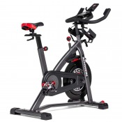 Schwinn IC8 spinningcykel med svart stålram, svänghjul framtill och röda justeringsdetaljer.