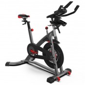 Schwinn IC8 spinningcykel snett framifrån för hemmaträning