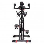 Schwinn IC8 spinningcykel sedd bakifrån med synlig sadelstolpe, bakre stödben och stabil konstruktion.