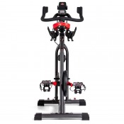 Schwinn IC8 spinningcykel sedd framifrån med symmetrisk ram, styre och svänghjul centrerat.