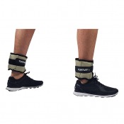 Två vristvikter med beige vaddering och svarta kardborreband fastspända runt anklarna.