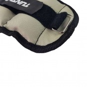 Detaljbild på vristvikt med öppet kardborreband och synlig beige vaddering i sned vinkel.