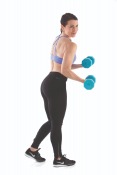 Kvinna gör bicepscurl med Active Vinyl Dumbbells