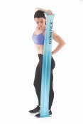 Kvinna håller ett Active Workout Band utsträckt framför kroppen
