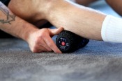 Abilica Vibrating MassageRoller används under benet för massage och återhämtning