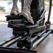 Detaljbild på fotplatta och pedalarm under användning i träningsmiljö