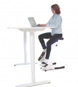 Motionscykel Gymstick Desk Bike med person som sitter och cyklar vid skrivbord i inomhusmiljö