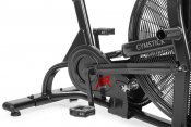 Med fokus på Airbike Pros sidoprofil, visar bilden den ergonomiska utformningen av pedalerna och drivmekanismen. Här syns också 