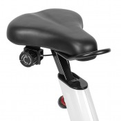 Desk Bike med sadel i svart, sedd i sned vinkel.