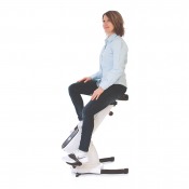 Motionscykel Gymstick Desk Bike med person som sitter och cyklar i inomhusmiljö