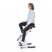 Motionscykel Gymstick Desk Bike med person som sitter och cyklar i inomhusmiljö