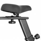 Sadel och sadelstolpe på motionscykel Gymstick GB3.0 i svart och vit