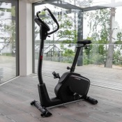 Pedal och främre ram på motionscykel Gymstick GB3.0