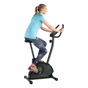 Person tränar på kompakt crosstrainer för hemmaträning