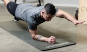 Man gör planka med armlyft på Exercise Mat NBR