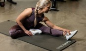 Kvinna stretchar på Exercise Mat NBR 1,5 cm tjock träningsmatta